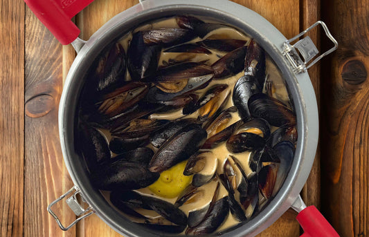 Mussels with Creamy White Wine Garlic Sauce
